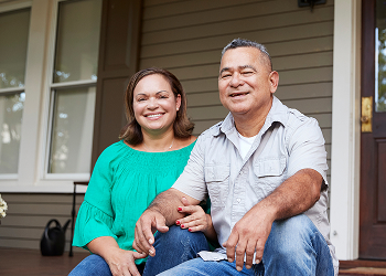 Pareja sentada en el porche